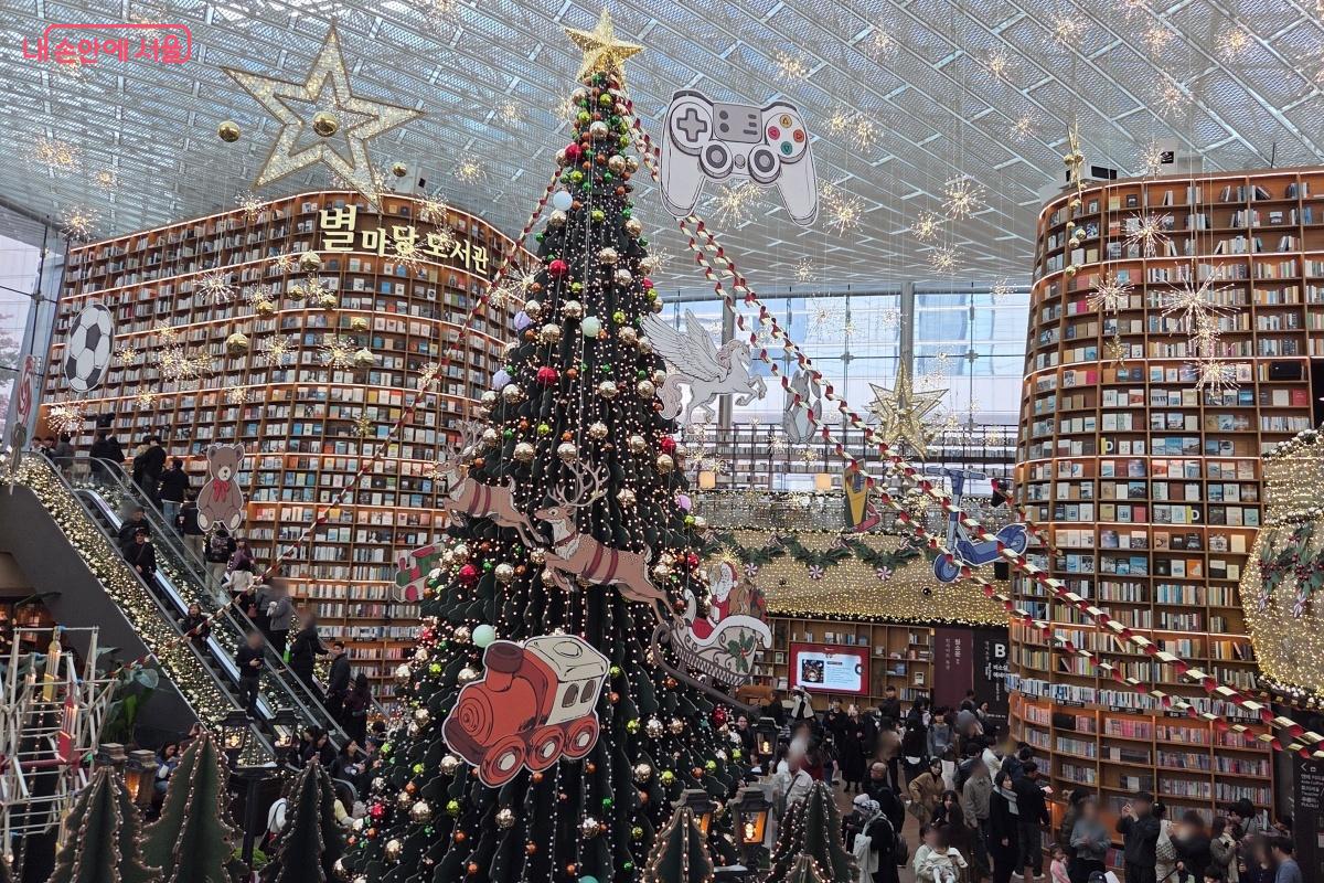 반짝이는 크리스마스 트리와 놀이동산이 마법처럼 펼쳐진다. &copy;김미선