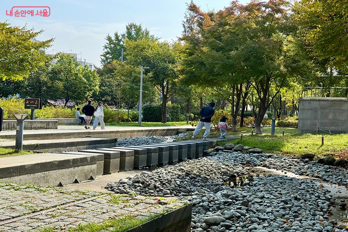 연남동 일대에 흐르던 개천을 재해석해 만든 물길 ‘세교실개천’ 풍경 ©김미정