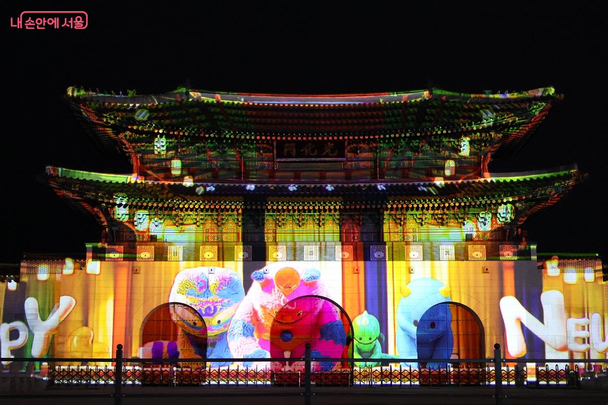 해치와 소울메이트들이 시민들에게 Happy New Year! 인사를 건넨다. &copy;이봉덕