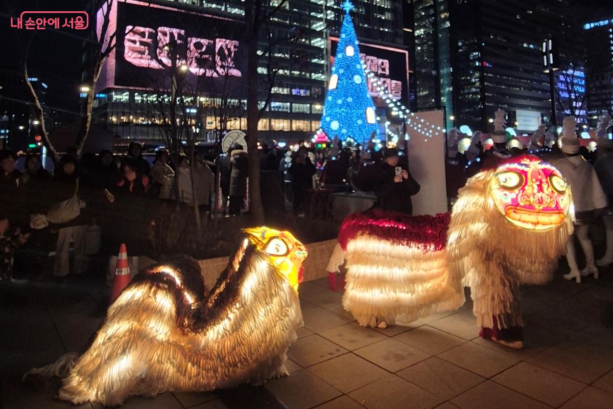 사자춤과 사물놀이 등 문화행사가 진행되어 축제의 열기를 더해줬다. &copy;김미선