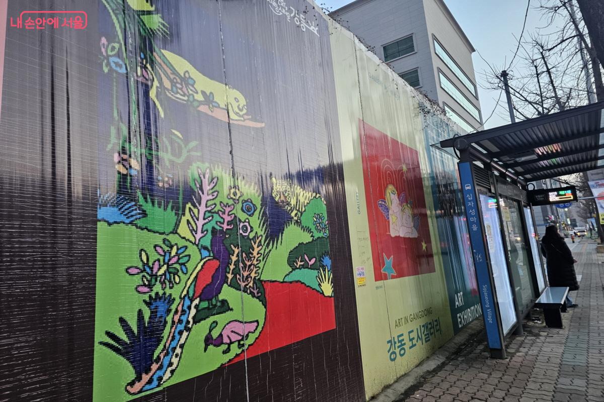 지하철 5호선 굽은다리역으로 나와 천동초고사거리로 이어지는 600m 보행 거리에 젊은 작가들의 작품들이 그려져 있다. &copy;염지연