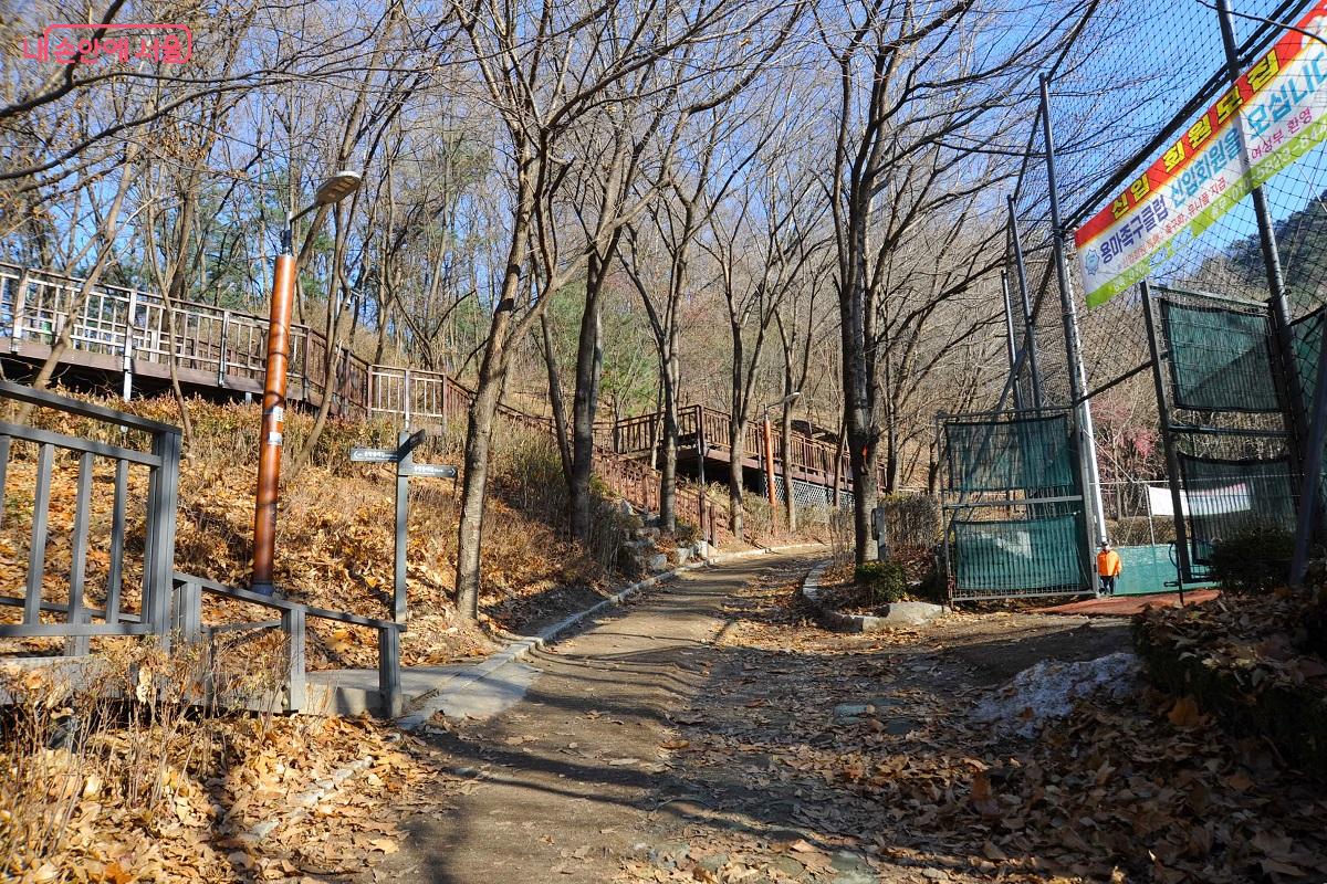 사가정공원 족구장에서 왼쪽의 데크길을 이용하거나, 직진하여 일반 등산로를 이용해 깔닥고개쉼터에 도착 후 좌측으로 가면 &lsquo;용마산 스카이워크 전망대&rsquo;에 도착한다. &copy;조수봉