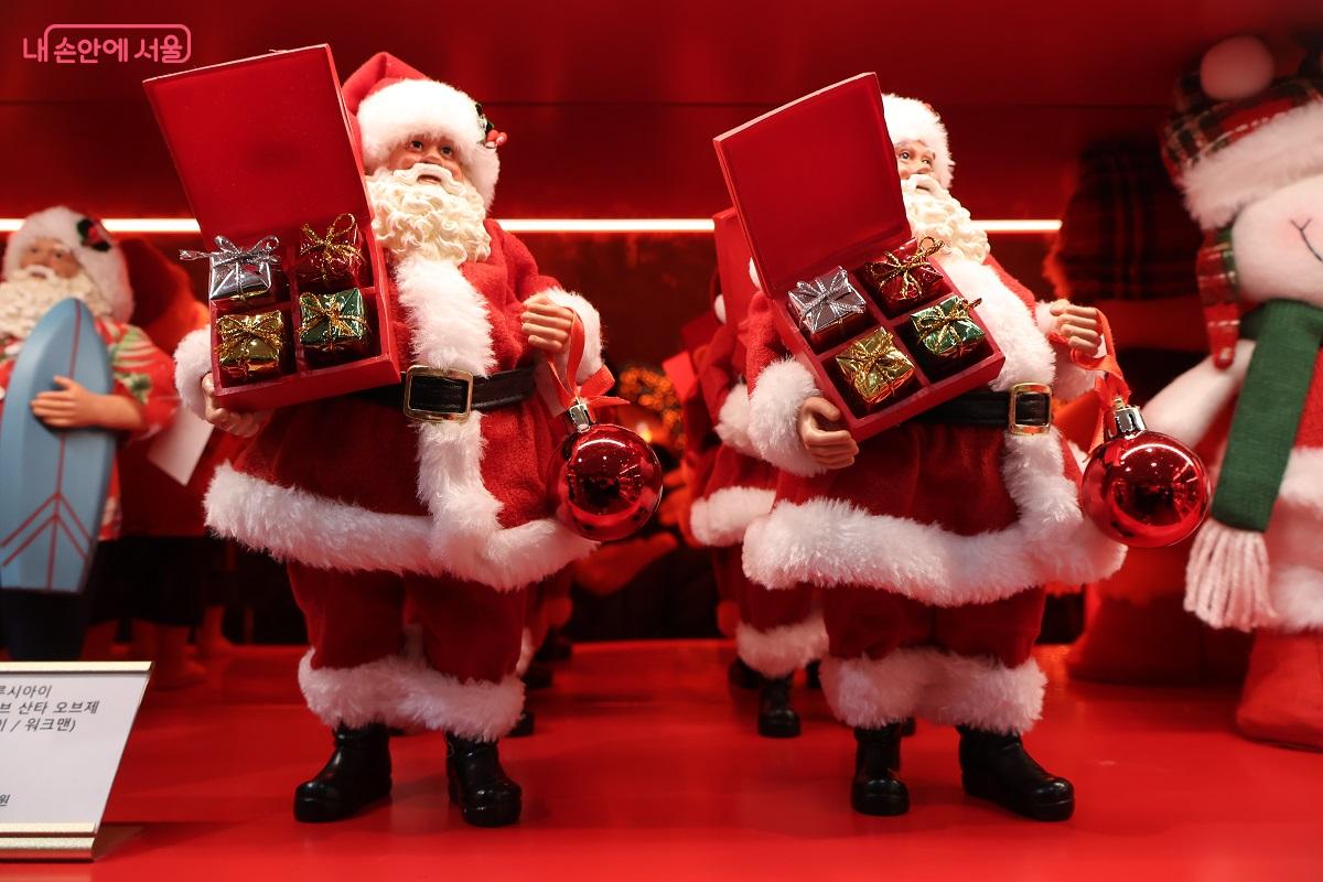 반짝이는 조명 아래 향기와 음악이 어우러진 유럽 감성의 크리스마스 마켓 ©이봉덕 