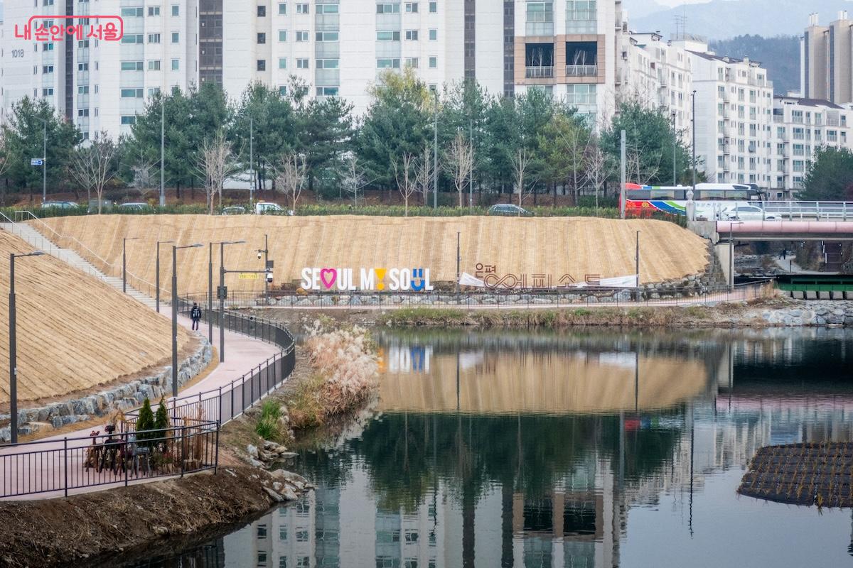 서울마이소울을 알리는 레터링 조형물도 볼 수 있다. ©이진형