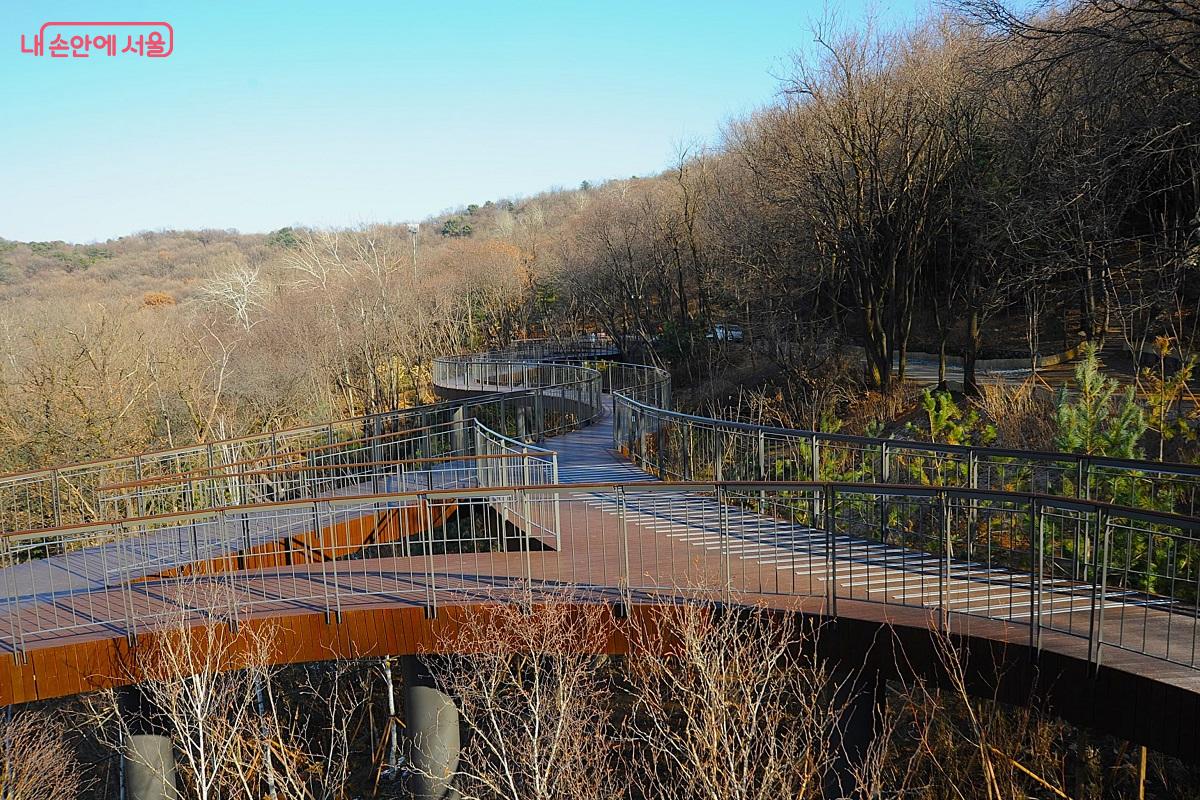 스카이워크 데크길과 어울리게 조성된 매력정원 &copy;조수봉