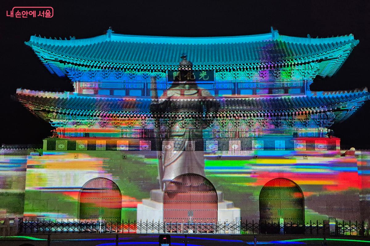 광화문의 벽면에 레이저로 새겨진 이순신 장군의 늠름한 모습 &copy;백승훈