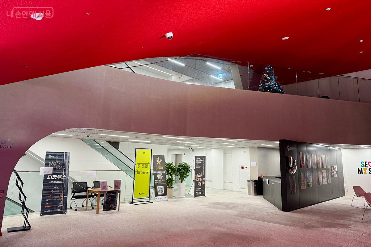 영화센터 입구에 들어서면 보이는 1층 전경 ©김미정