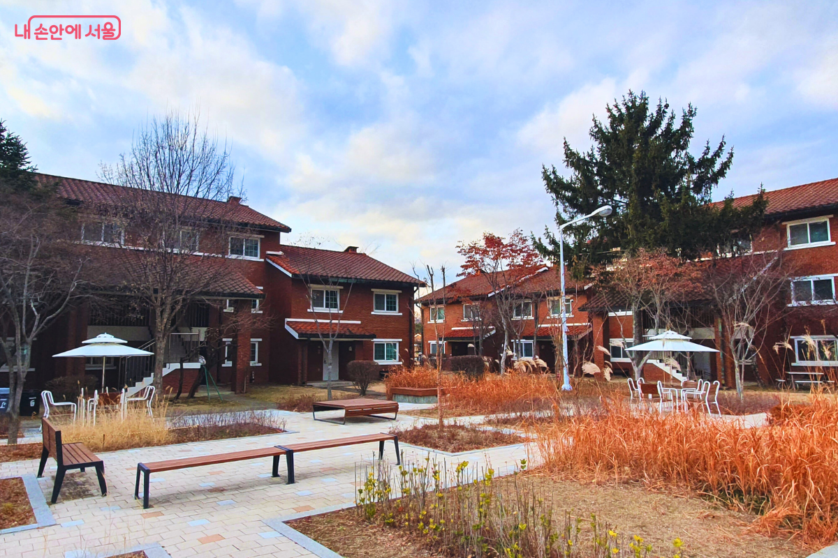 붉은 벽돌 마을과 어우러진 이국적인 겨울 공원 풍경 &copy;양정화