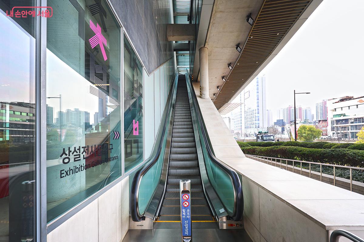 외부에 있는 에스컬레이터를 이용해 4층에서부터 관람이 시작된다 ©김주연