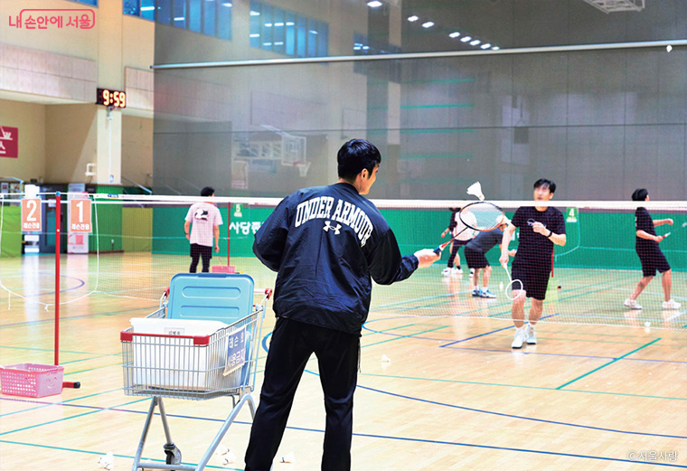 시원한 스매싱으로 스트레스 해소 실내 배드민턴
