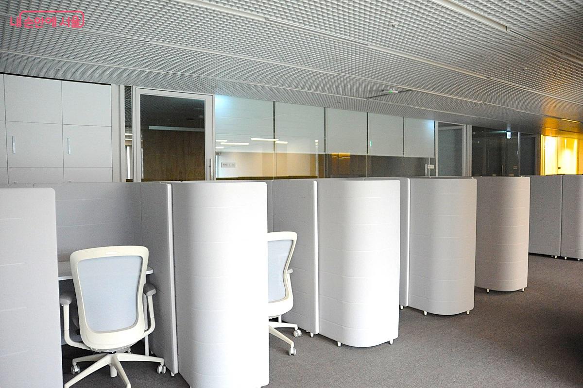 8층의 DVD 감상실 ©조수봉