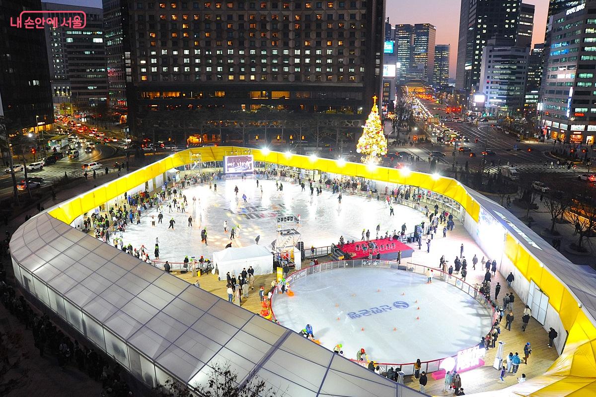 밝은 노란색의 마름모 형태의 링으로 둘러싸인 서울광장 스케이트장의 별칭은 &lsquo;윈터링(Winter Ring)&rsquo;이다. &copy;조수봉