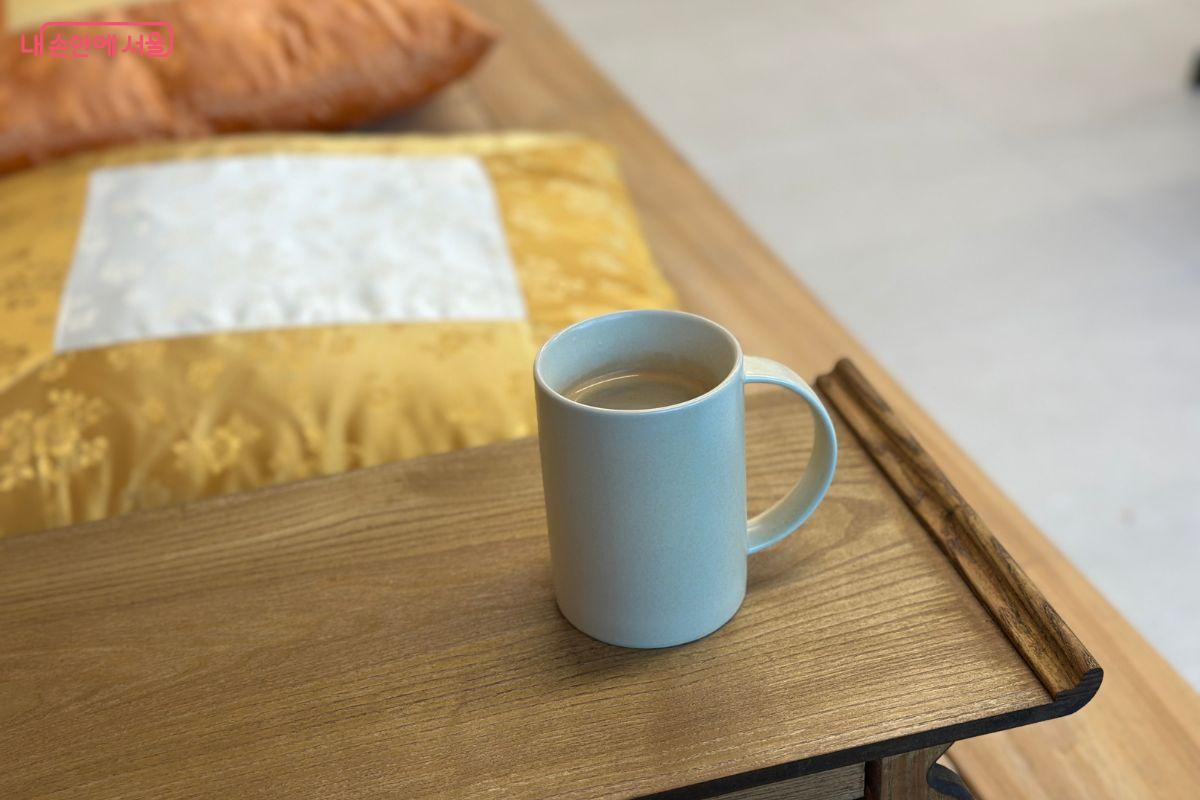 고풍스러운 방석에 앉아 편안하게 쉬어갈 수 있다. &copy;김재형