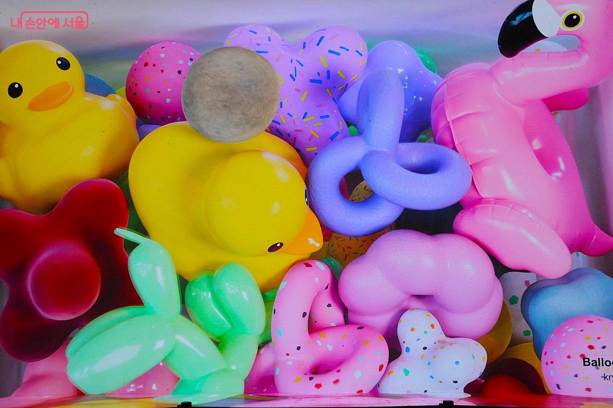 미디어아트 초청작가 특별전 중 문현석 작가의 <Balloons> &copy;조수봉