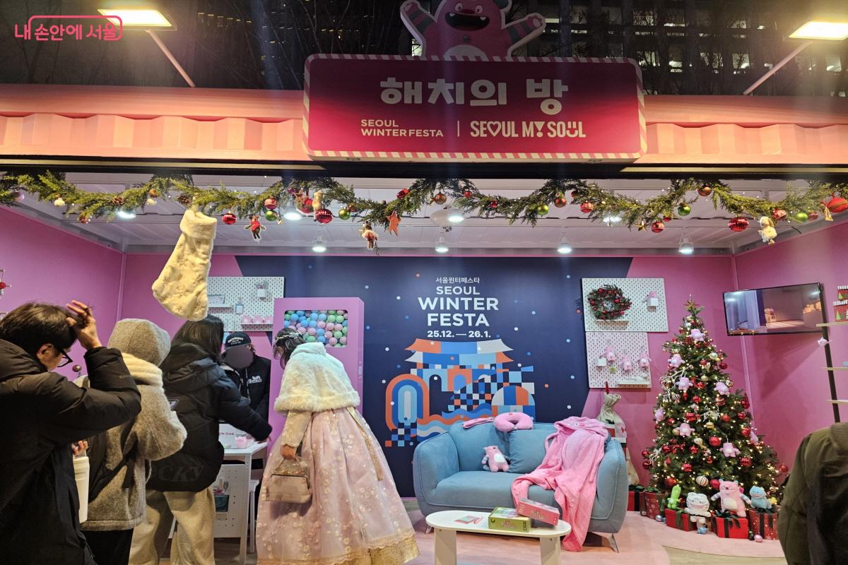 해치의 방에서도 많은 시민들이 룰렛 이벤트에 참여했다. &copy;염지연