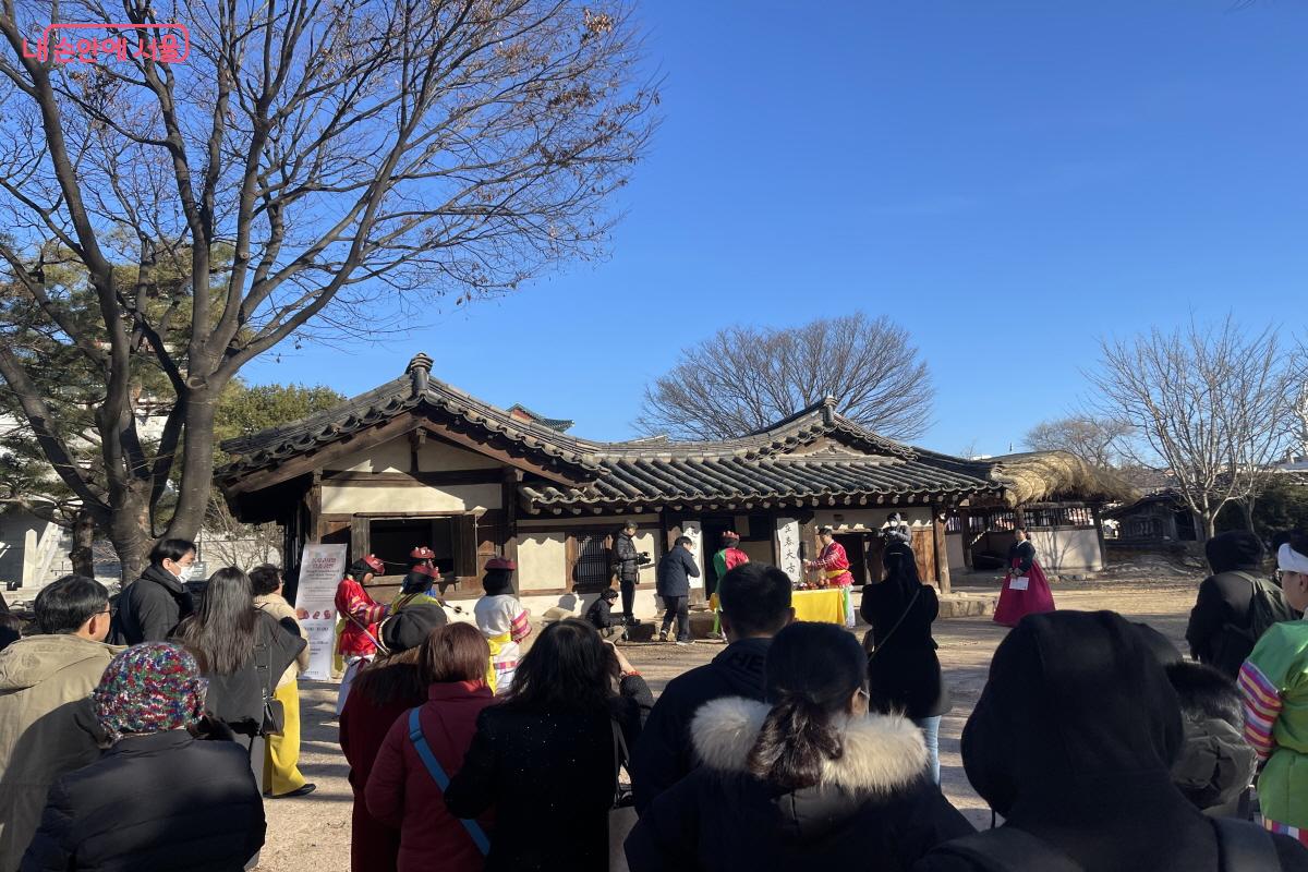 동지고사를 신기하게 바라보는 관람객들 ©이정민