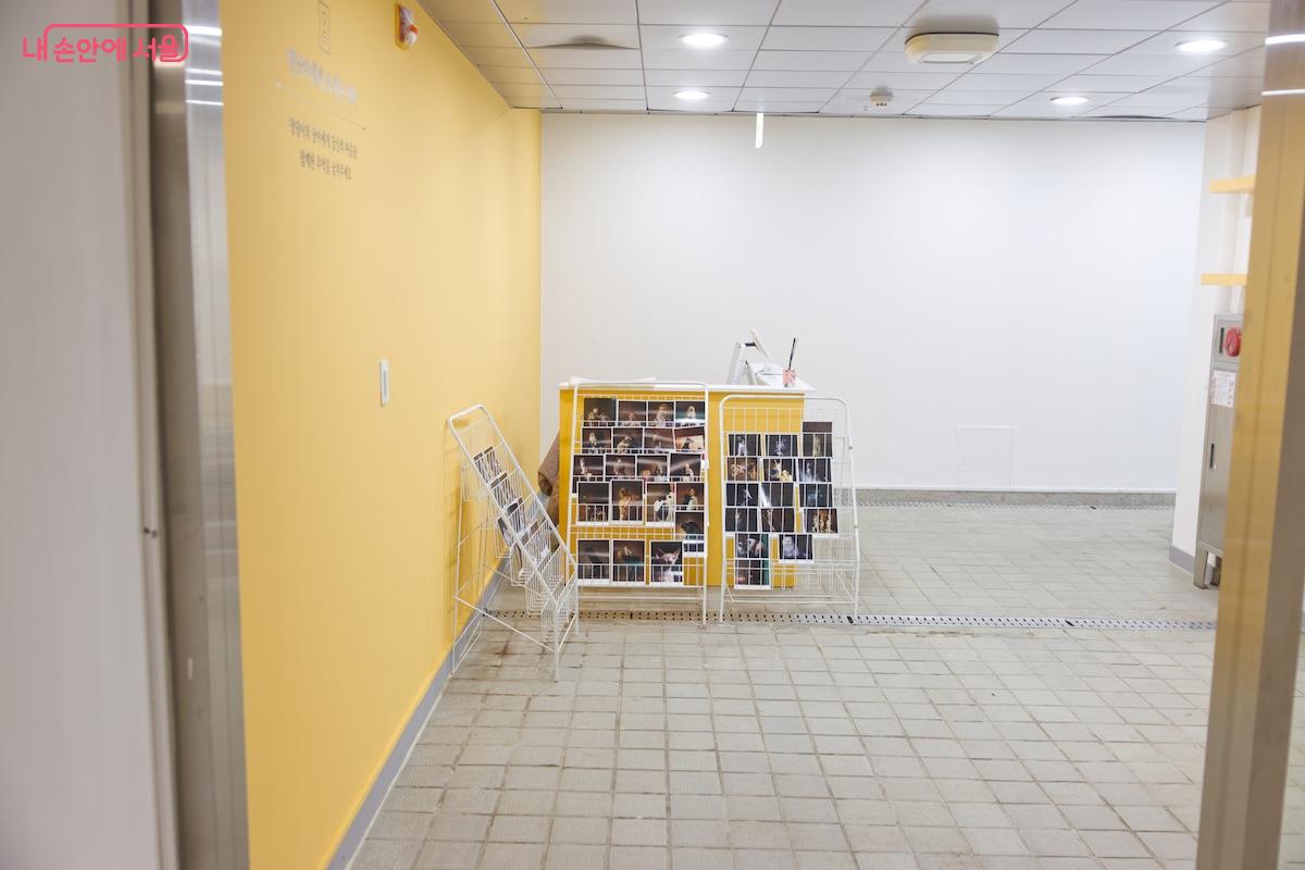 출구 쪽으로 사무실과 굿즈 숍 공사가 진행 중이다. ©임중빈