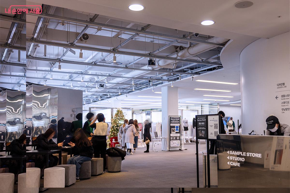 DDP 쇼룸 입구와 시민 휴식 공간 ©장신자