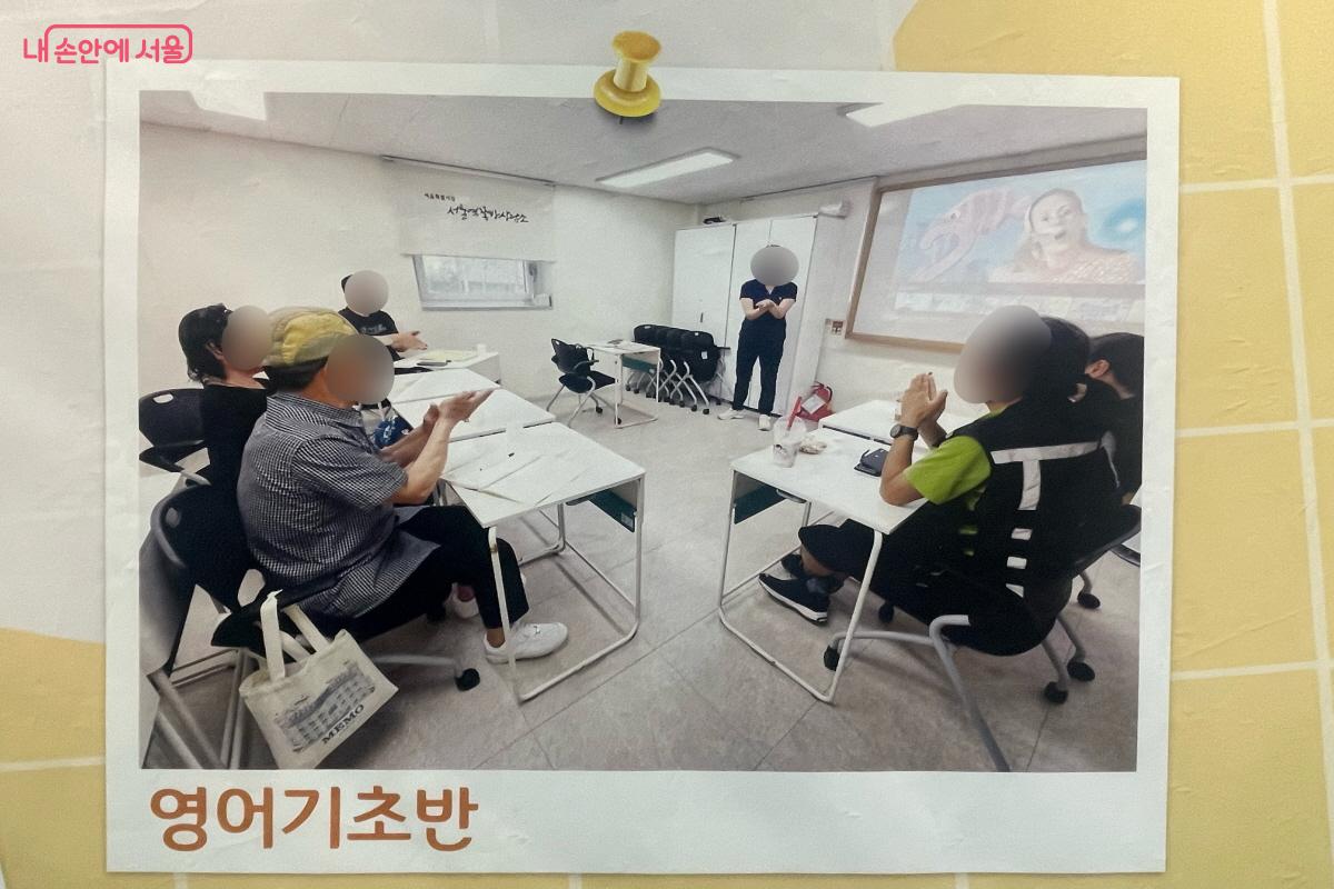 손동작까지 따라하며 열심히 공부하는 영어기초반 ©서울역쪽방상담소