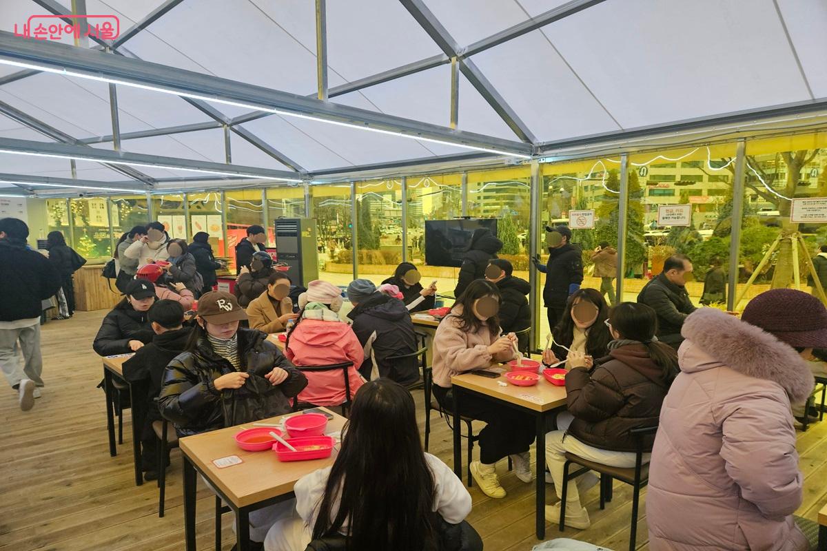 많은 시민들이 매점을 이용 중이다. &copy;김진호