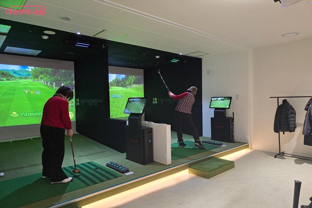 어르신 눈높이에 맞춘 &lsquo;체험형&middot;건강 중심&rsquo; 스크린 골프 체험존 &copy;강사랑