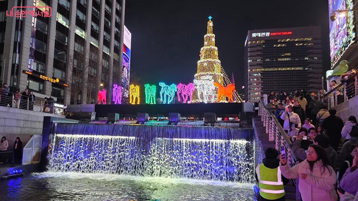 서울빛초롱축제가 열리는 청계광장과 청계천은 인산인해로 북적인다