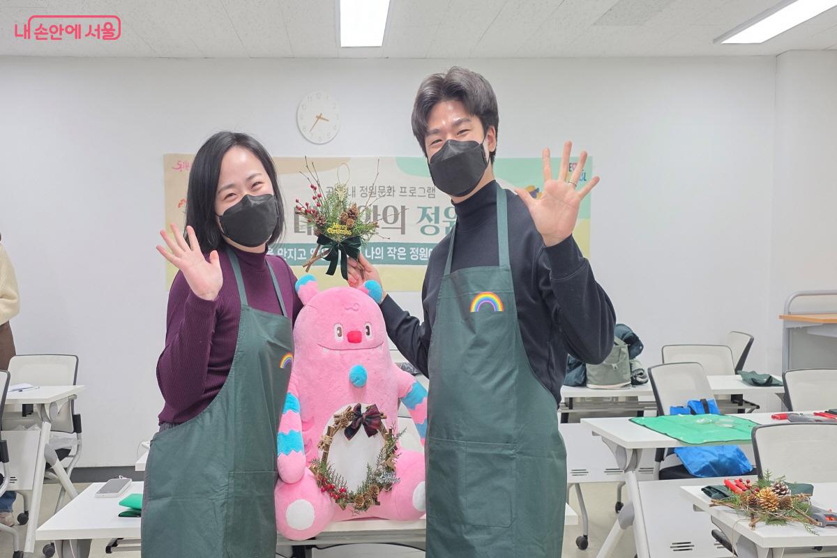 젊은 부부 참가자가 해치와 함께 포즈를 취해주었다.ⓒ이선미 