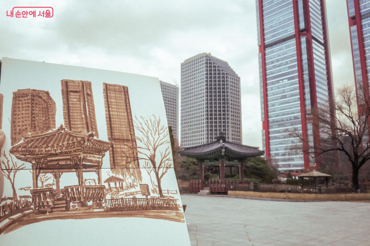 서울을 닮은 연못 주변에서 사모정을 배경으로 그린 그림이다. &copy;이진형