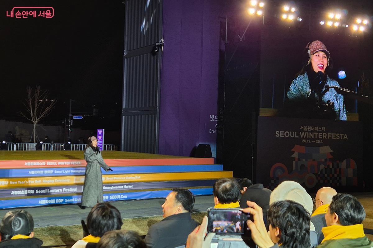 뮤지컬 배우 최정원 님의 뮤지컬 송으로 개막식의 열기가 뜨겁게 달아올랐다. &copy;백승훈