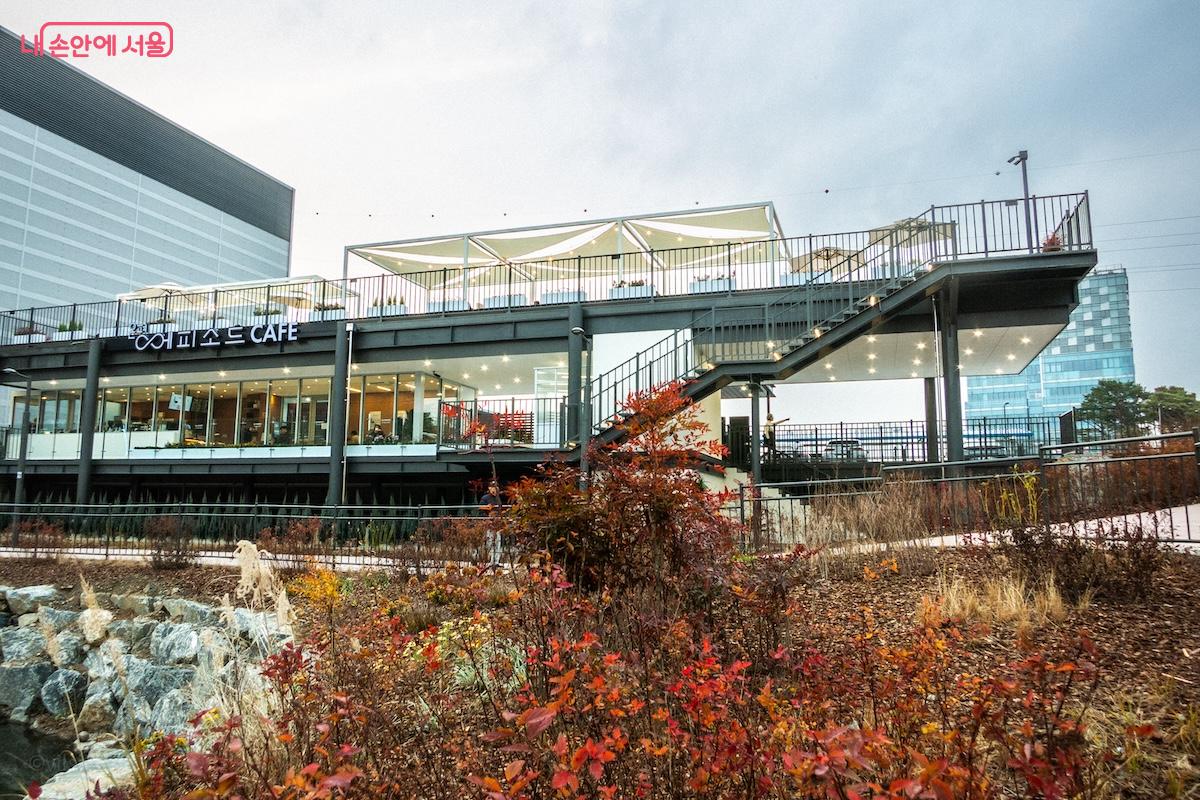 구파발천 유수지에서 바라보는 카페 '은평 에피소드' &copy;이진형