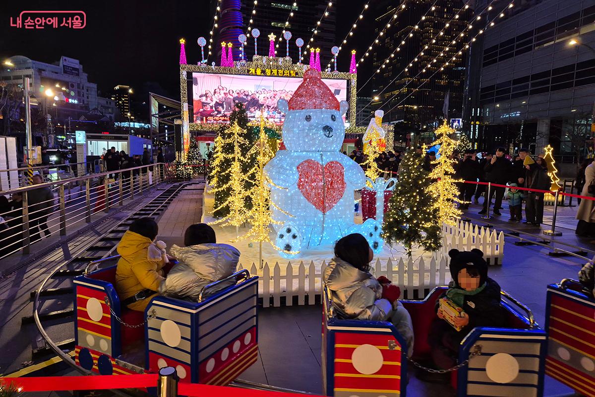 청계광장을 순회하는 어린이 크리스마스 기차에서 즐거운 시간을 보내고 있는 어린이들 &copy;이혜숙