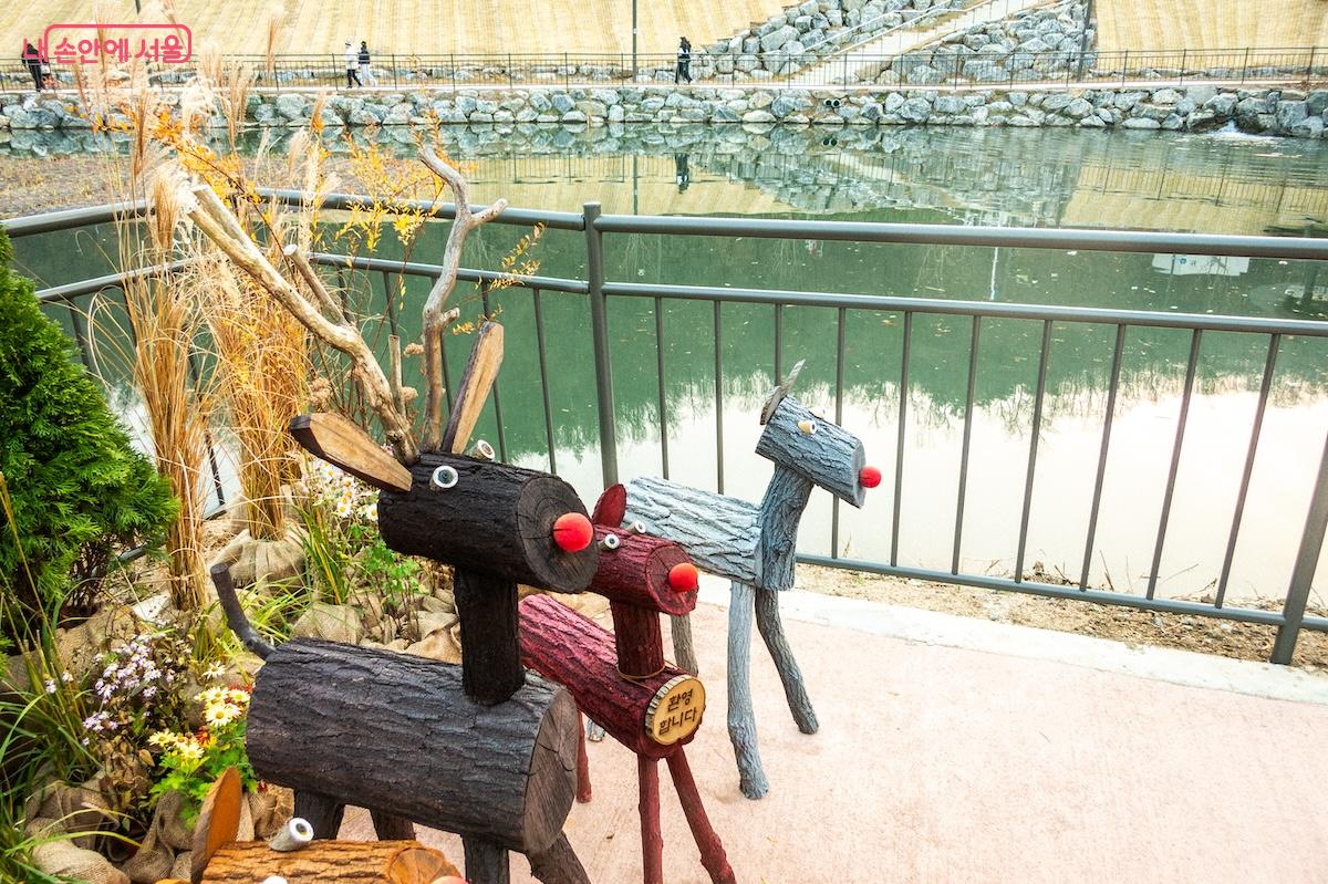 크리스마스를 앞두고 유수지 주변에 설치된 나무 장식 ©이진형