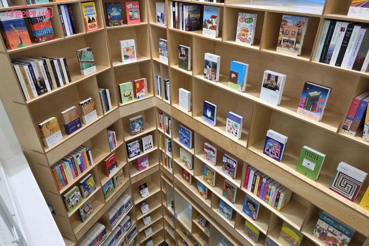 2층에서 3층까지 이어지는 대형 책장에는 베스트셀러가 진열되어 있다.