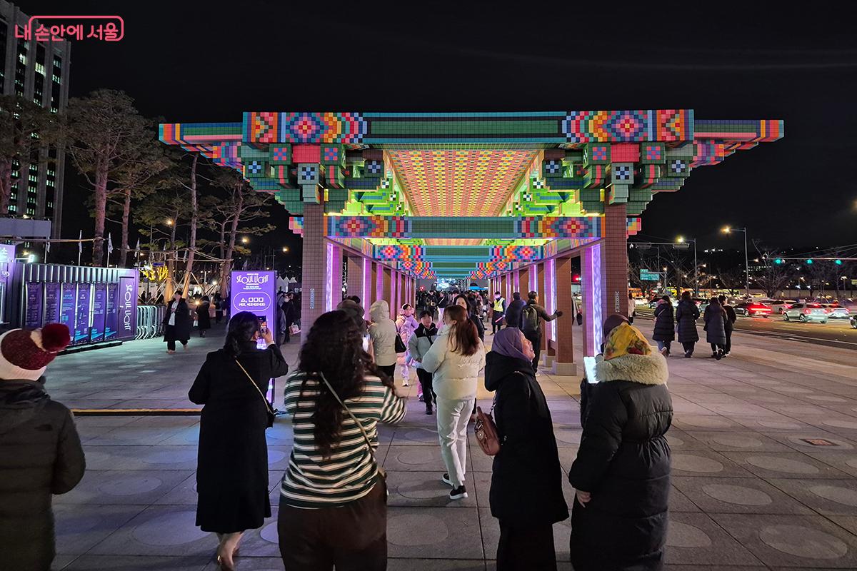 일월오봉도와 한국 전통 단청 건축물을 재해석한 26미터의 거대한 빛조형 작품  &lsquo;운수대통로&rsquo; &copy;백승훈