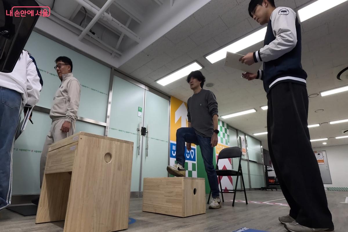 3분간 심폐지구력 스텝 검사를 받았다. ©이성국