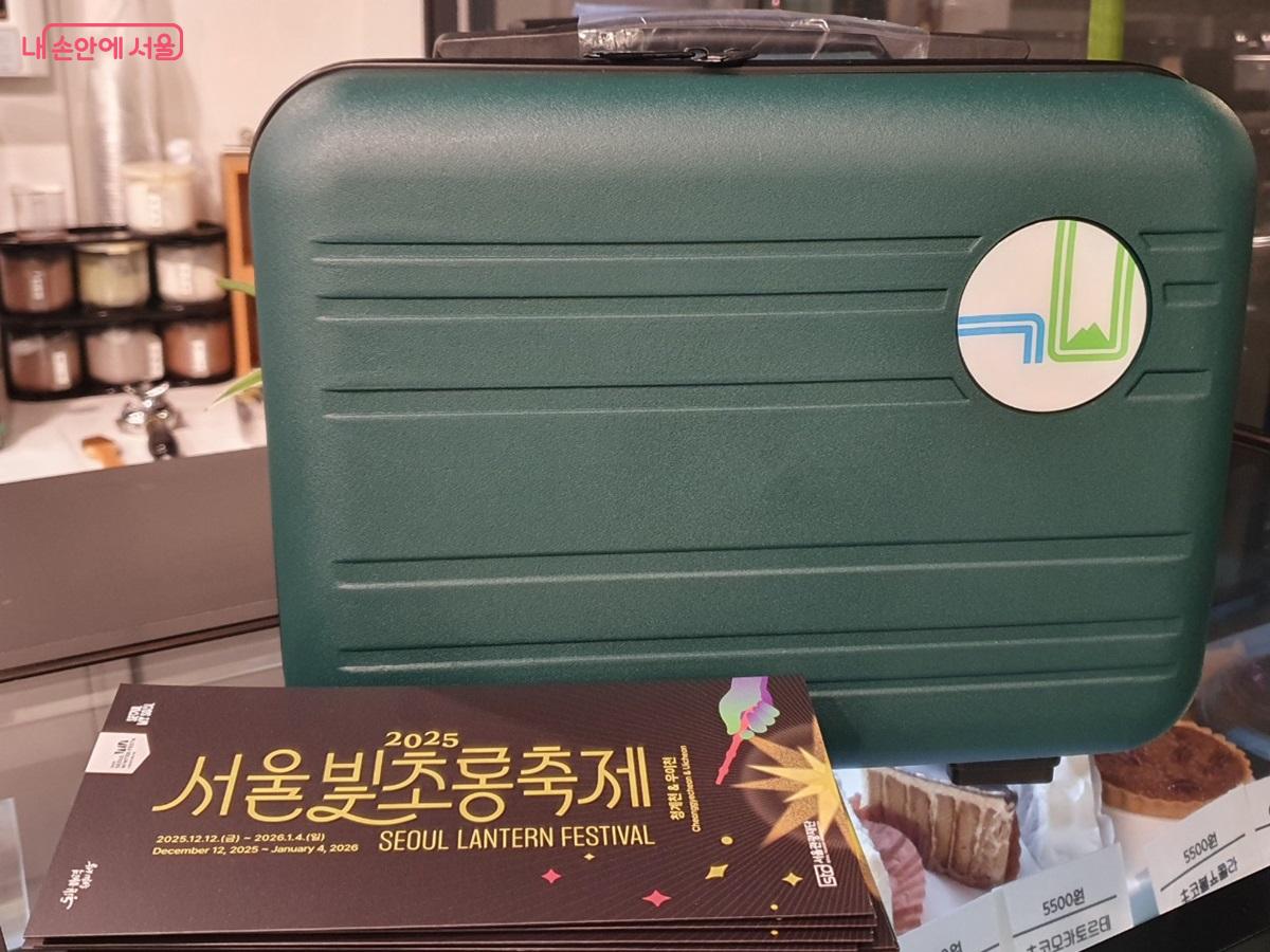 우이천 &lsquo;서울빛초롱축제&rsquo; 인증 사진을 SNS에 올리면 참여 카페에서 선물을 받을 수 있었다. &copy;김병규