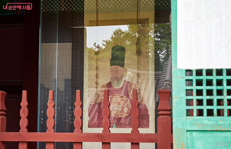 경희궁 태령전 안에 전시되어 있는 영조의 어진