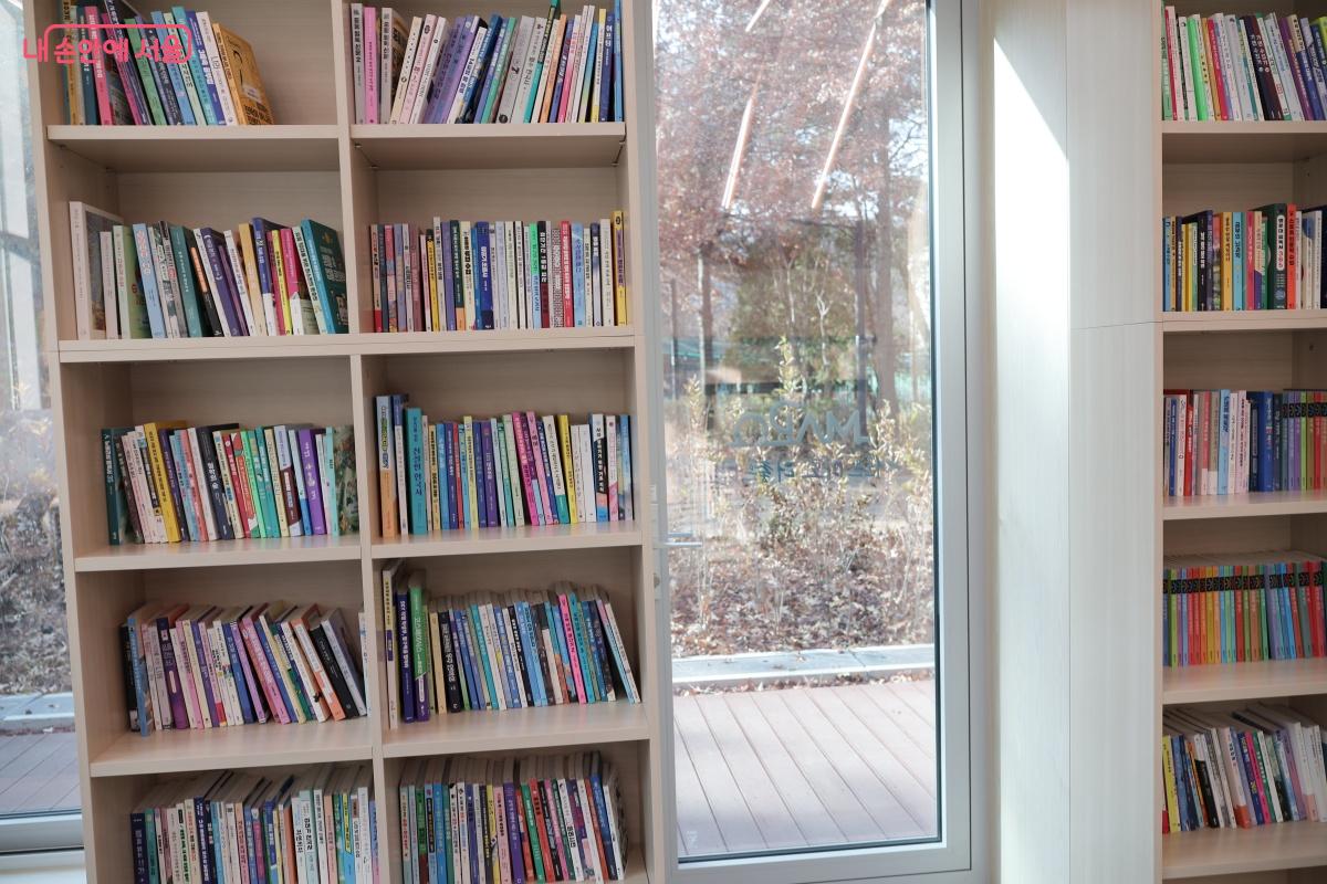 2,700여 권이 넘는 도서가 비치되어 있다. ©노윤지