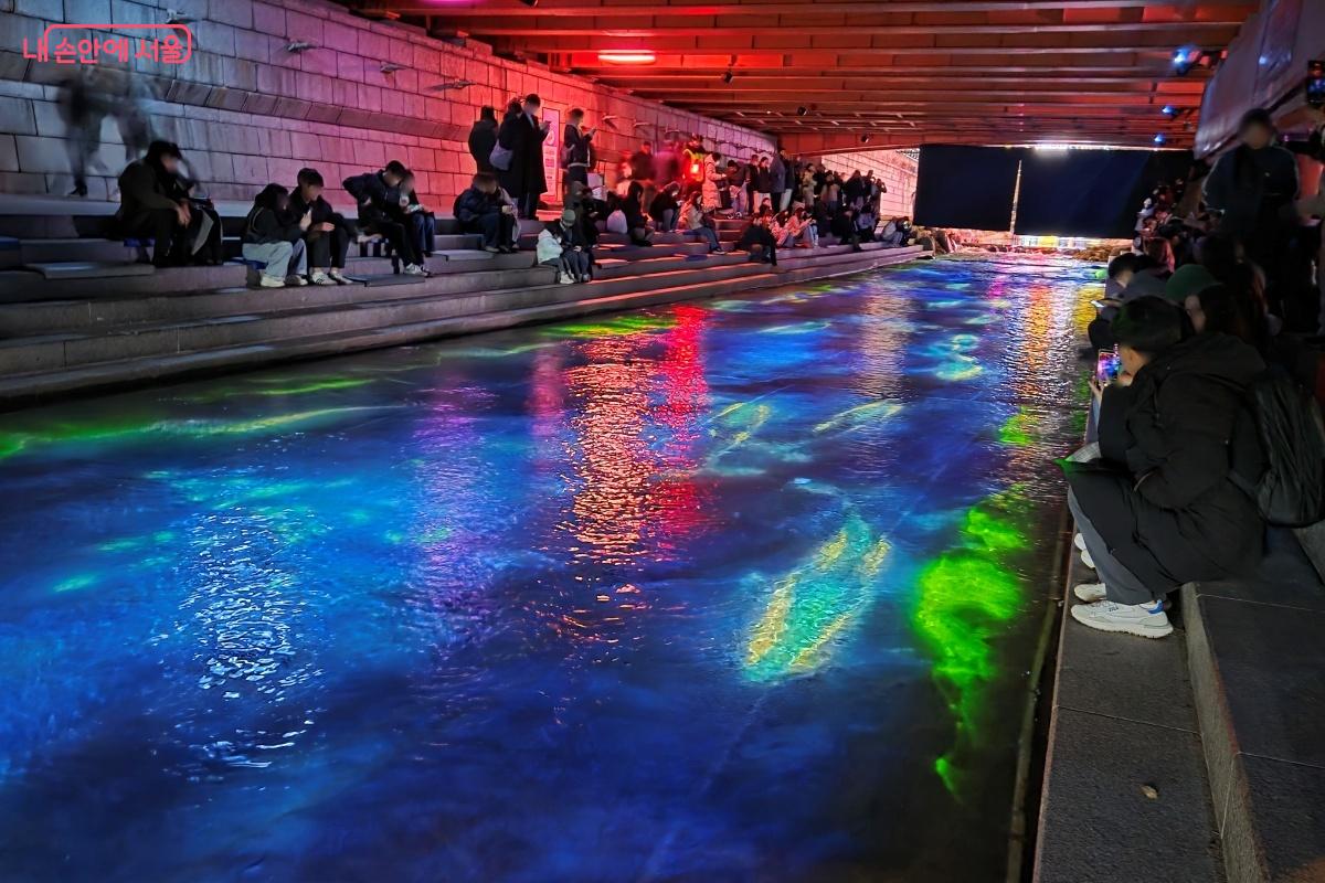 물길에서 펼쳐지는 미디어아트도 경험할 수 있다. &copy;김미선