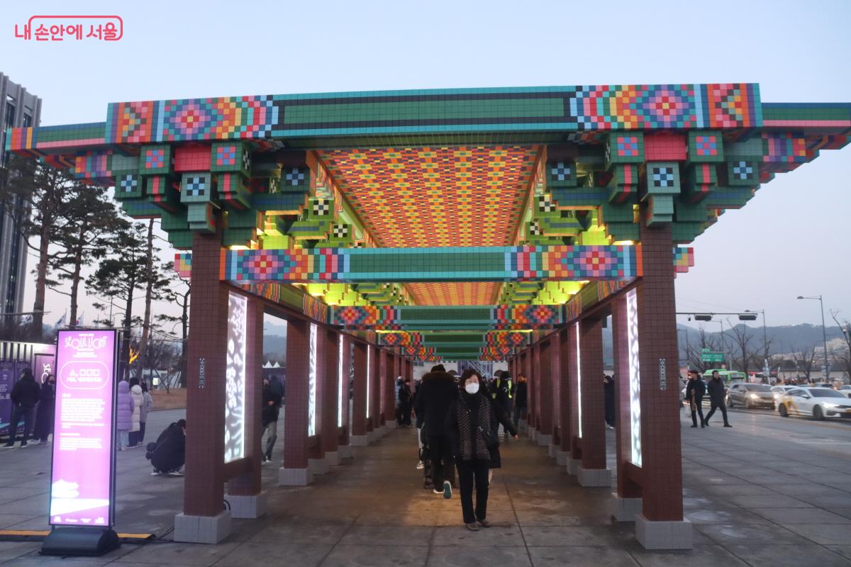 일월오봉도의 상징성과 단청 건축의 구모지를 결합한 조형물