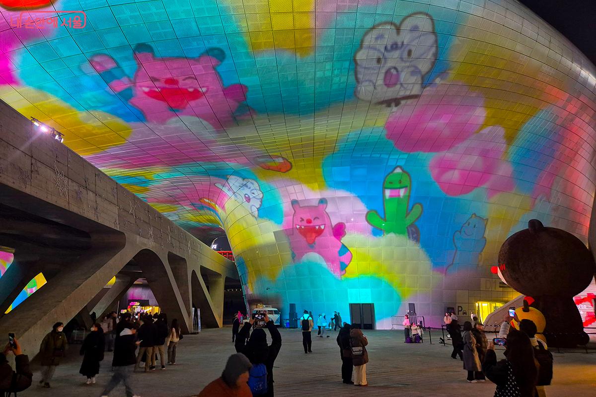 해치와 소울프렌즈 캐릭터들이 거대한 벽면을 뛰어다니는 모습은 어른아이 할 것 없이 절로 감탄사를 터뜨리게 한다. &copy;정향선