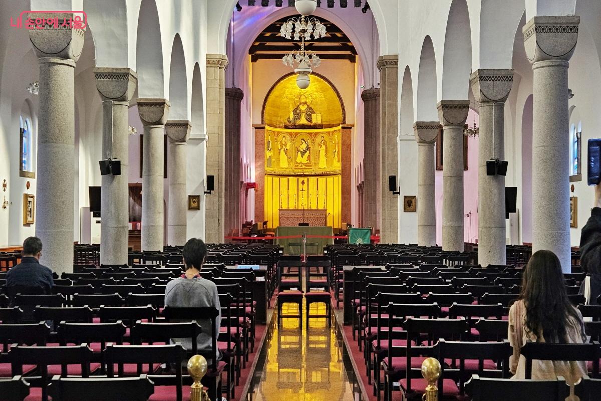 황금빛 모자이크 제단화가 경외를 느끼게 했다. ©이선미