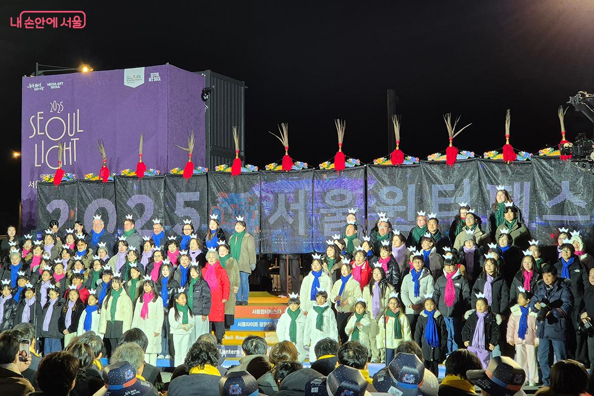 개막식의 대미는 참가자들이 카운트다운을 외치며 서울 도심을 빛으로 연결한 점등식이 장식했다. &copy;백승훈