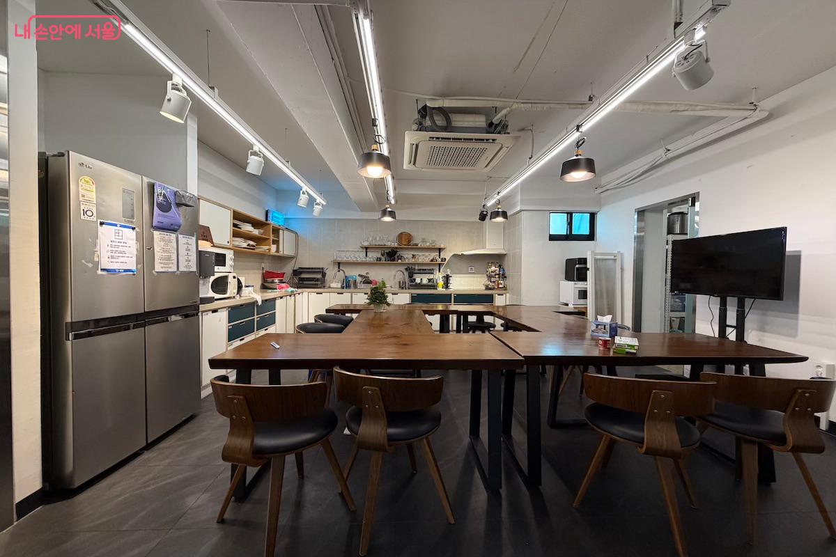 청춘삘딩의 3층 '공유주방'. 참여형 활동이 주로 이루어지는 공간이다. &copy;이종빈