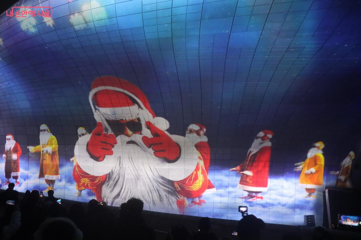 DJ 산타가 등장해 분위기를 한층 끌어올렸다. &copy;조수연