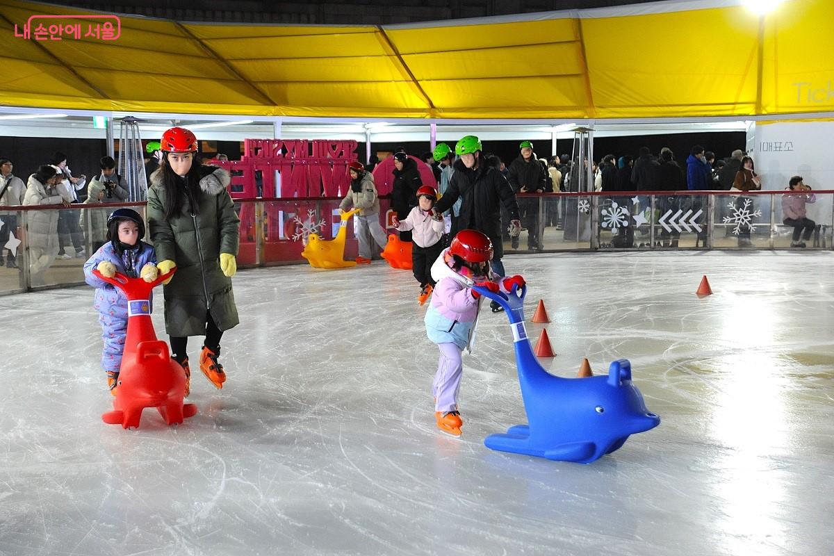 일반 아이스링크와 별도로 운영되는 어린이용 아이스링크 &copy;조수봉