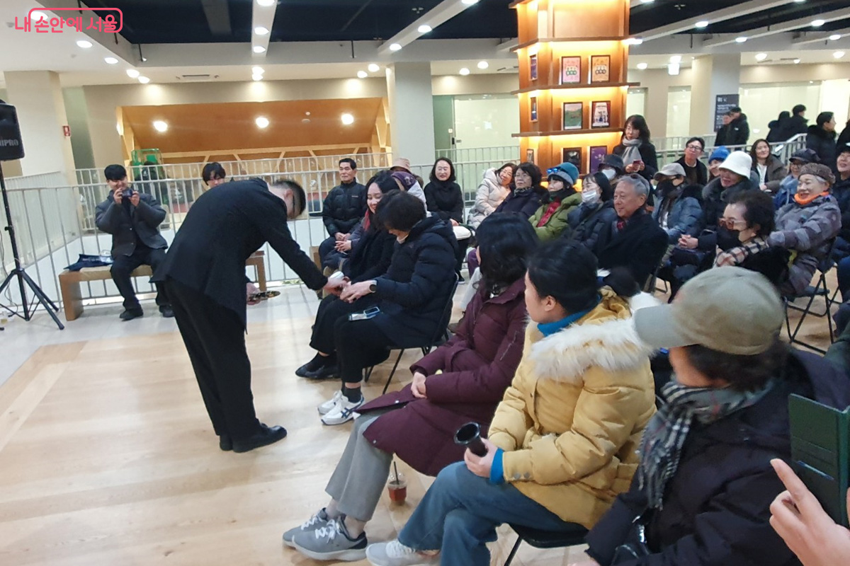 연주 중 관객에게 클라리넷 일부를 건네는 퍼포먼스를 펼치는 연주자 ©엄윤주