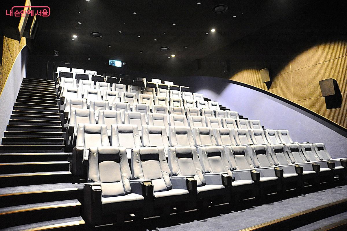 지상 2·3층에 걸쳐 조성된 ‘상영관2’와 컴포트석 ©조수봉