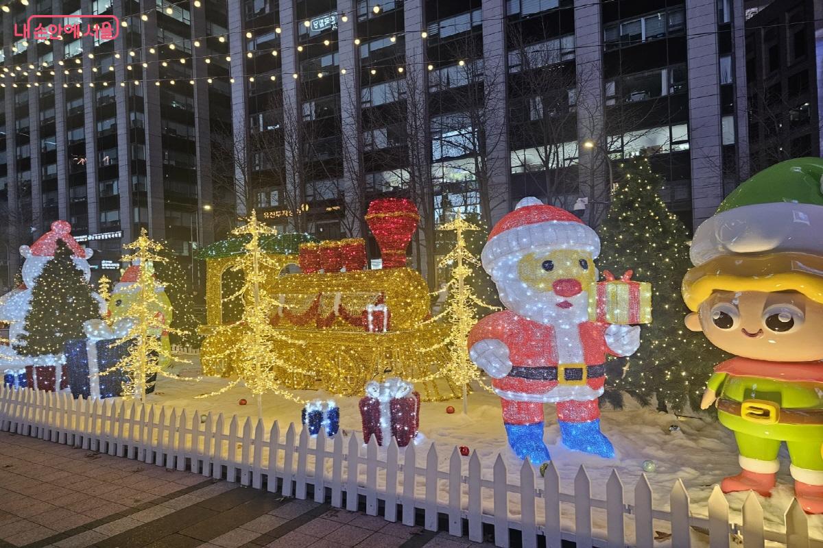 기차와 기찻길 주위로 빛 조형물이 이어지며 아이들의 눈길을 끌고 있다. &copy;김도희
