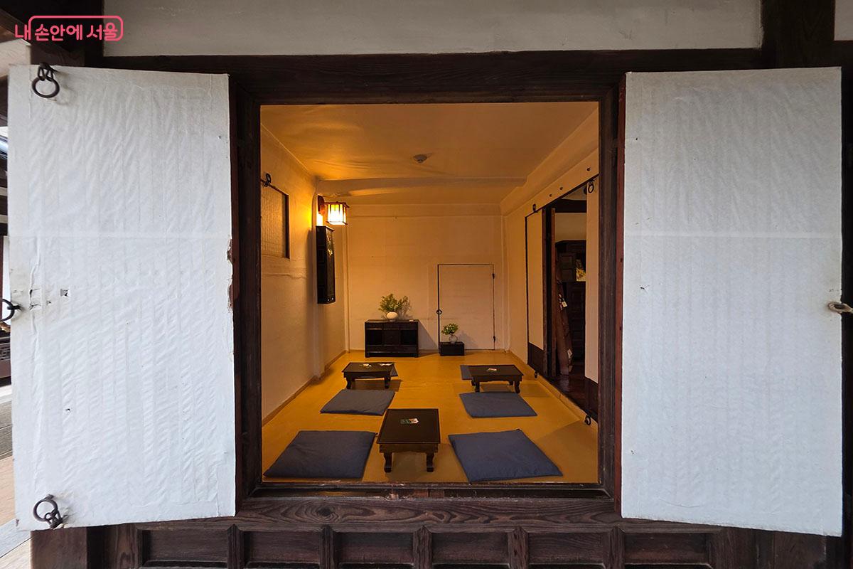 이승업 가옥에 마련된 책을 읽을 수 있는 휴식 공간 &copy;이정민